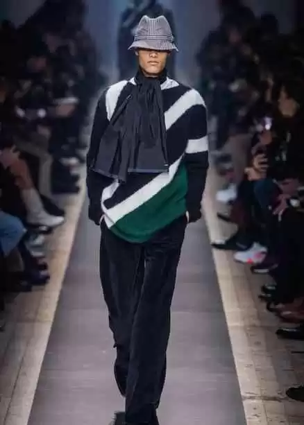 51岁周迅的巴黎时尚秘诀:灰色套装+蓝色外套,穿出不老魅力 51岁周迅的巴黎时尚秘诀:灰色套装+蓝色外套,穿出不老魅力