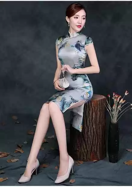 真丝穿衣搭配秘籍：开衩裙穿出性感大长腿