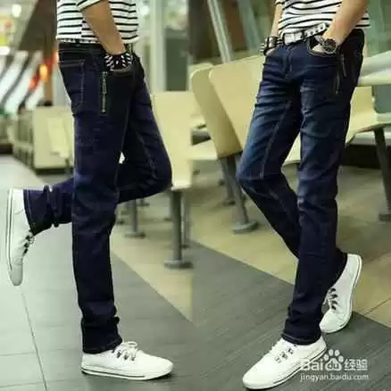 周迅穿搭图片解析：极简风黄T恤配牛仔裤，棒球帽造型高级又时髦