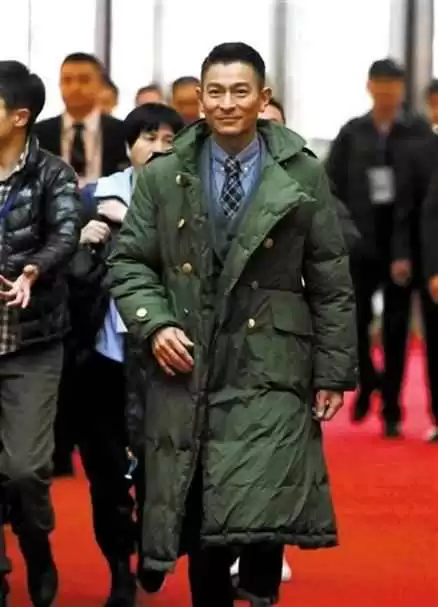 明星大衣穿搭秘诀:跟朱莉学穿长款大衣,避开打底裤,高级感爆棚