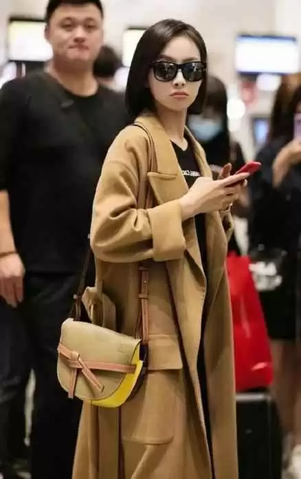 明星大衣穿搭秘诀:跟朱莉学穿长款大衣,避开打底裤,高级感爆棚