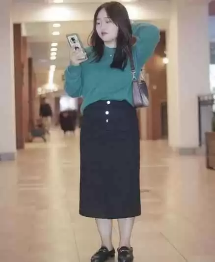 知性优雅穿搭秘诀：针织衫、衬衫配裙子，教你轻松穿出高级感！