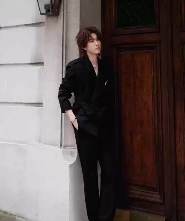 秋冬男生穿搭宝典:跟宋威龙、丁禹兮学私服搭配,秒变时尚达人!