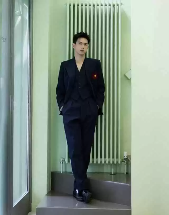 秋冬男生穿搭宝典:跟宋威龙、丁禹兮学私服搭配,秒变时尚达人!