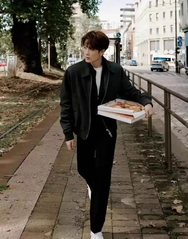 秋冬男生穿搭宝典:跟宋威龙、丁禹兮学私服搭配,秒变时尚达人!