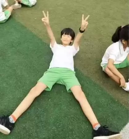 偏胖男童穿衣搭配图片：张亮儿子“失控般长个”，刚满12岁就1米7，网友好羡慕