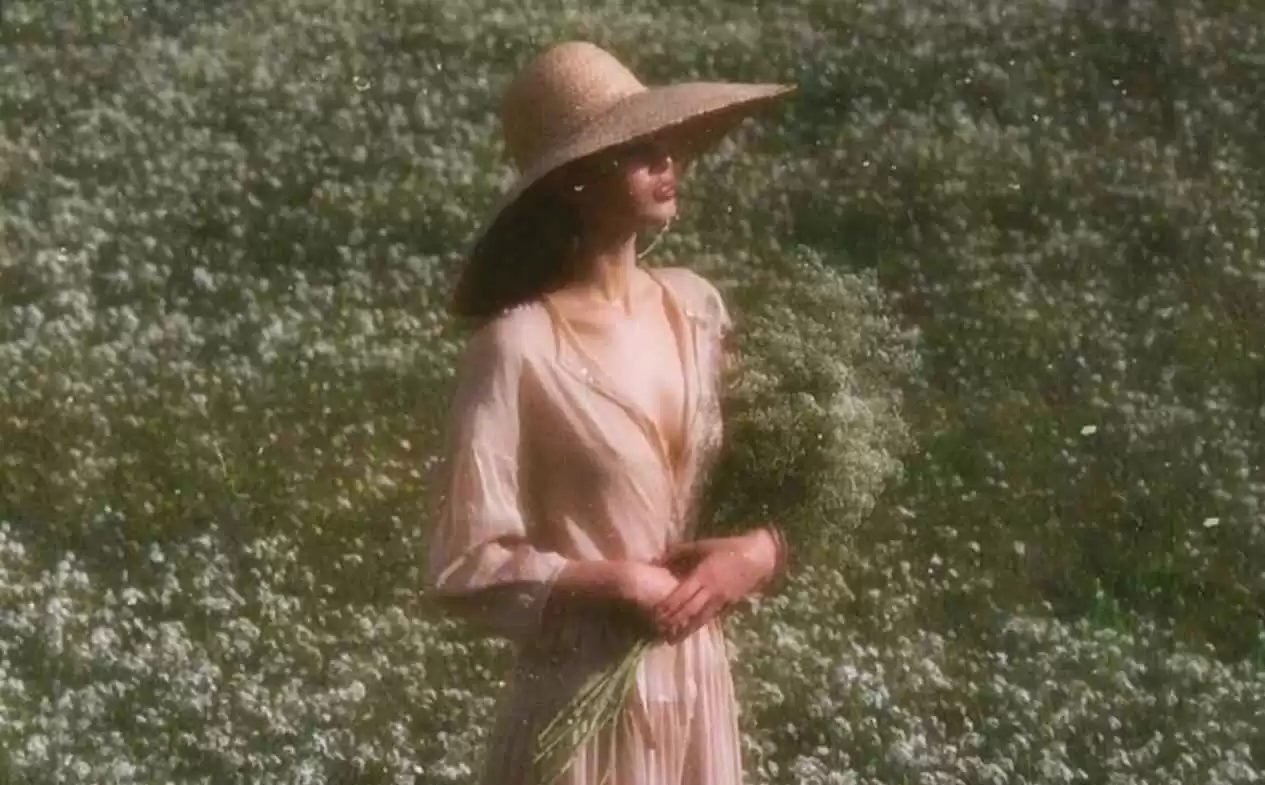 胯大胸大女生穿衣搭配 胸大臀圆显胖显壮？沙漏型身材的穿搭平衡法，助你get清新少女风