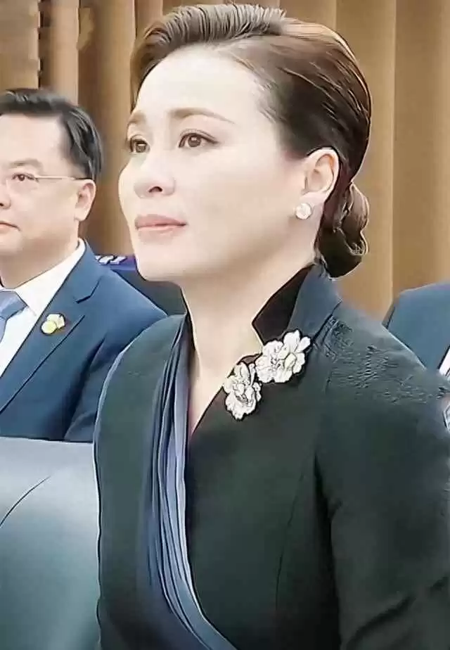 7月欧洲游穿搭灵感:泰王故宫之行,苏提达贝雷帽风格惊艳全场 7月欧洲游穿搭灵感:泰王故宫之行,苏提达贝雷帽风格惊艳全场