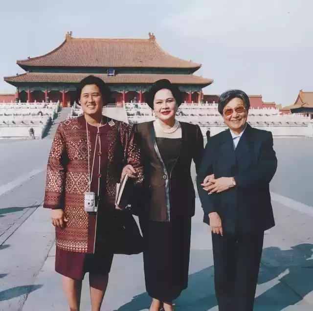 7月欧洲游穿搭灵感:泰王故宫之行,苏提达贝雷帽风格惊艳全场