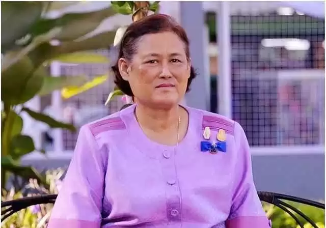 7月欧洲游穿搭灵感:泰王故宫之行,苏提达贝雷帽风格惊艳全场