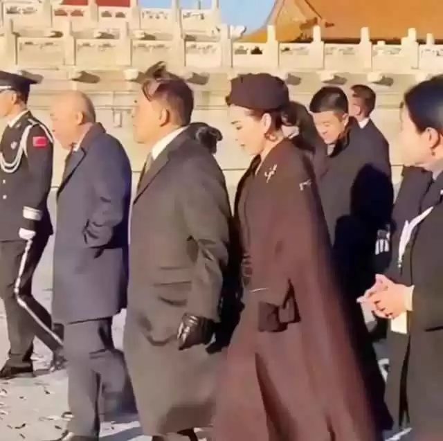 7月欧洲游穿搭灵感:泰王故宫之行,苏提达贝雷帽风格惊艳全场