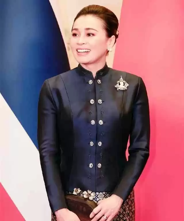 7月欧洲游穿搭灵感:泰王故宫之行,苏提达贝雷帽风格惊艳全场