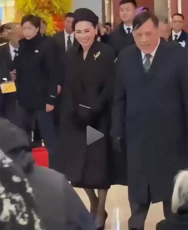 7月欧洲游穿搭灵感:泰王故宫之行,苏提达贝雷帽风格惊艳全场