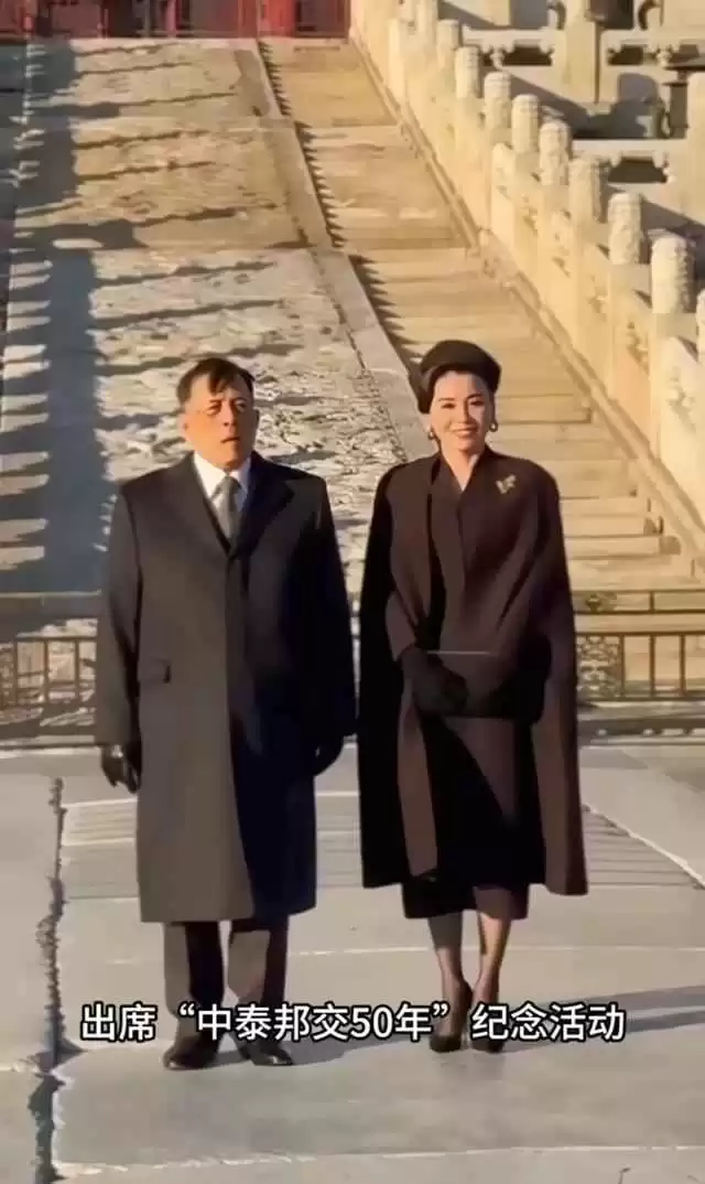 7月欧洲游穿搭灵感:泰王故宫之行,苏提达贝雷帽风格惊艳全场