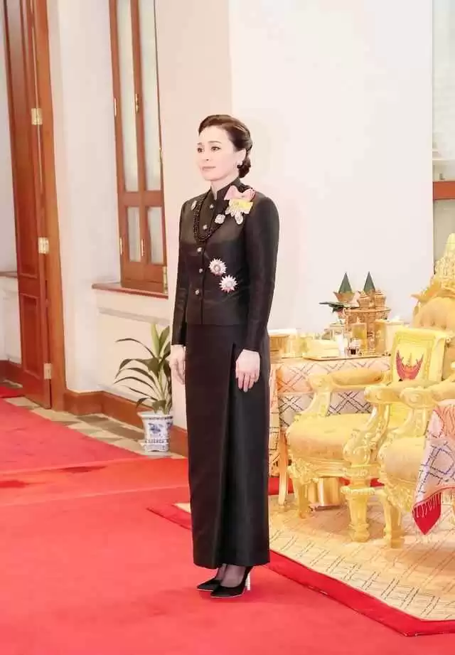 7月欧洲游穿搭灵感:泰王故宫之行,苏提达贝雷帽风格惊艳全场