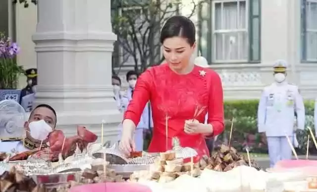 7月欧洲游穿搭灵感:泰王故宫之行,苏提达贝雷帽风格惊艳全场