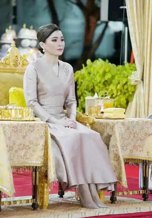 7月欧洲游穿搭灵感:泰王故宫之行,苏提达贝雷帽风格惊艳全场