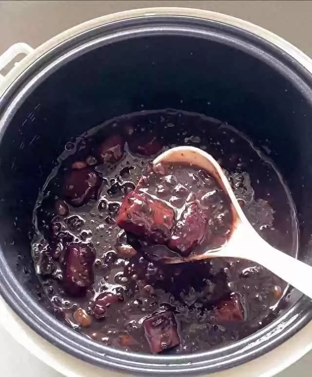 皮肤黑穿衣搭配与冬季黑米养生：3种美味吃法暖身又健康