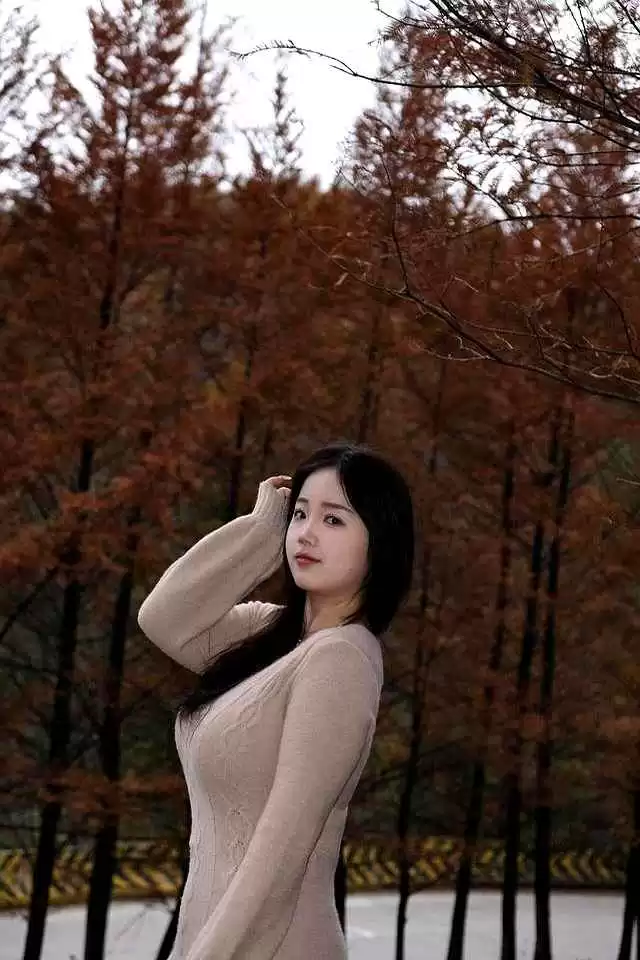 上身胖女生穿搭指南:微胖女孩如何穿出显瘦时尚感