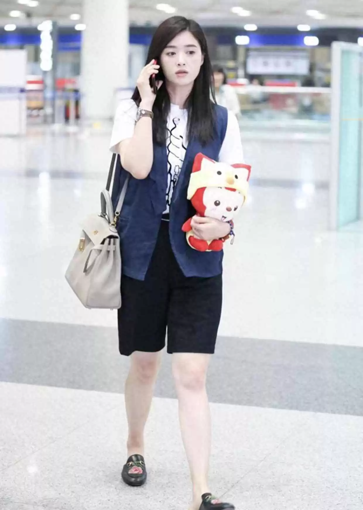 蒋欣穿搭翻盘!机场私服白T恤配五分裤,马甲加持显瘦又时髦 蒋欣穿搭翻盘!机场私服白T恤配五分裤,马甲加持显瘦又时髦