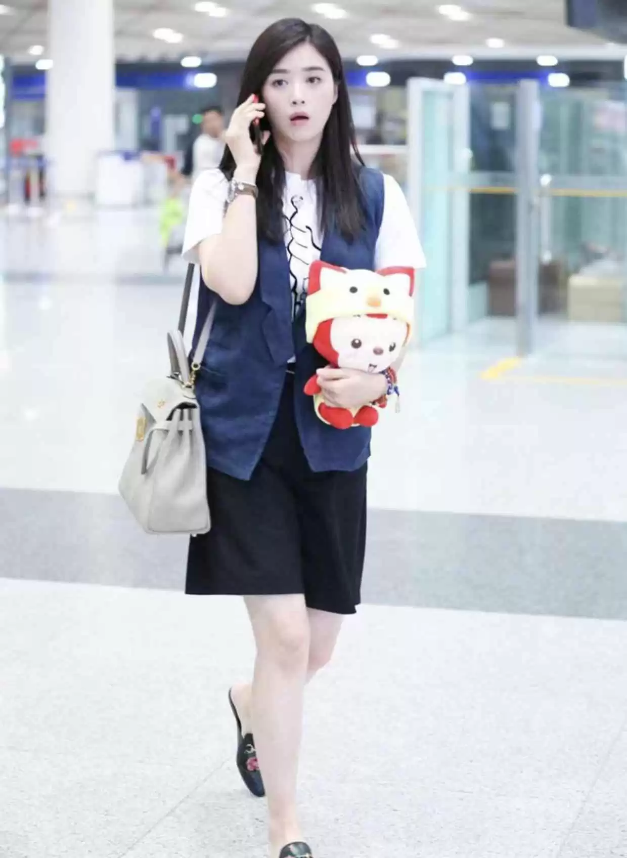 蒋欣穿搭翻盘!机场私服白T恤配五分裤,马甲加持显瘦又时髦