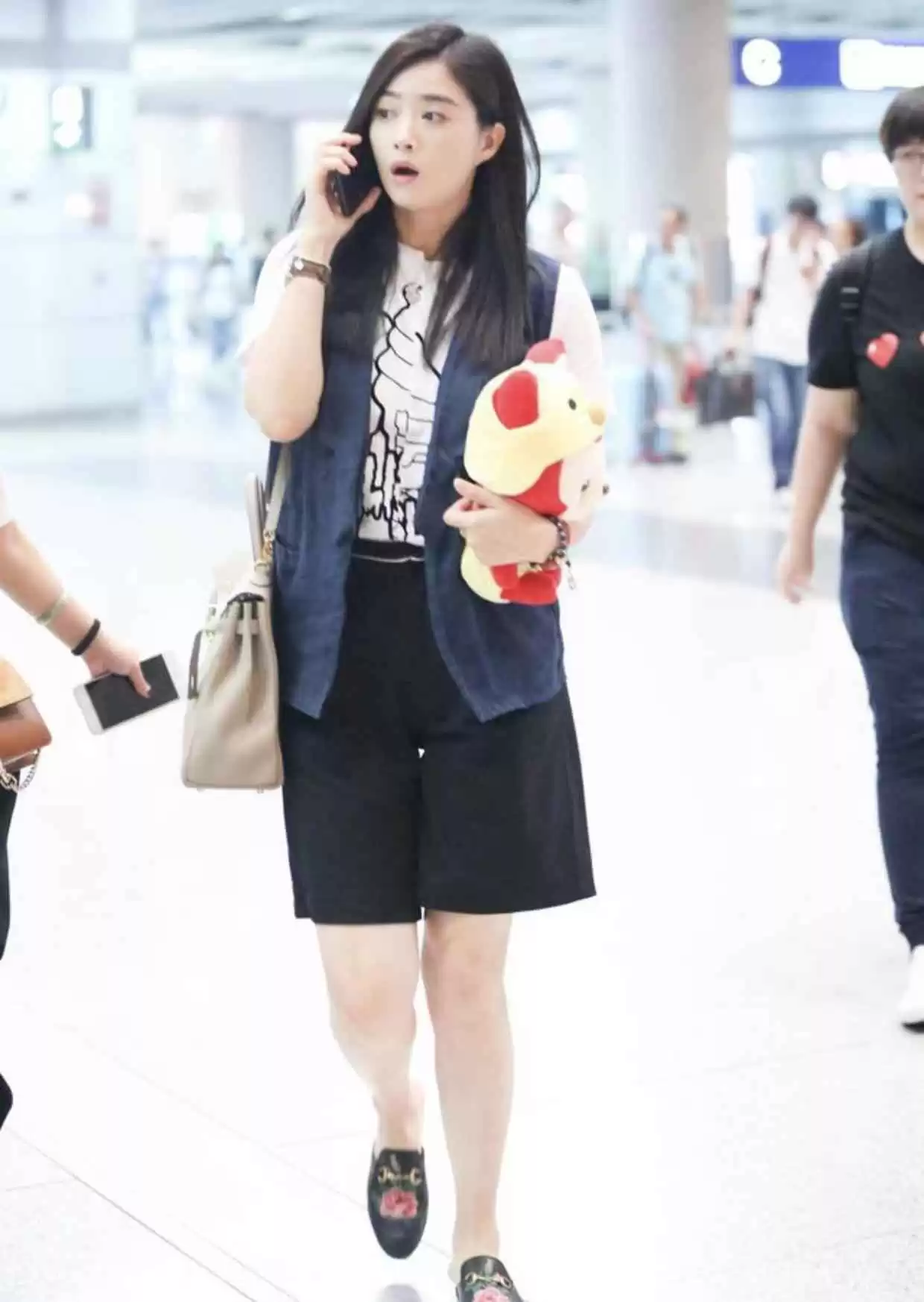 蒋欣穿搭翻盘!机场私服白T恤配五分裤,马甲加持显瘦又时髦