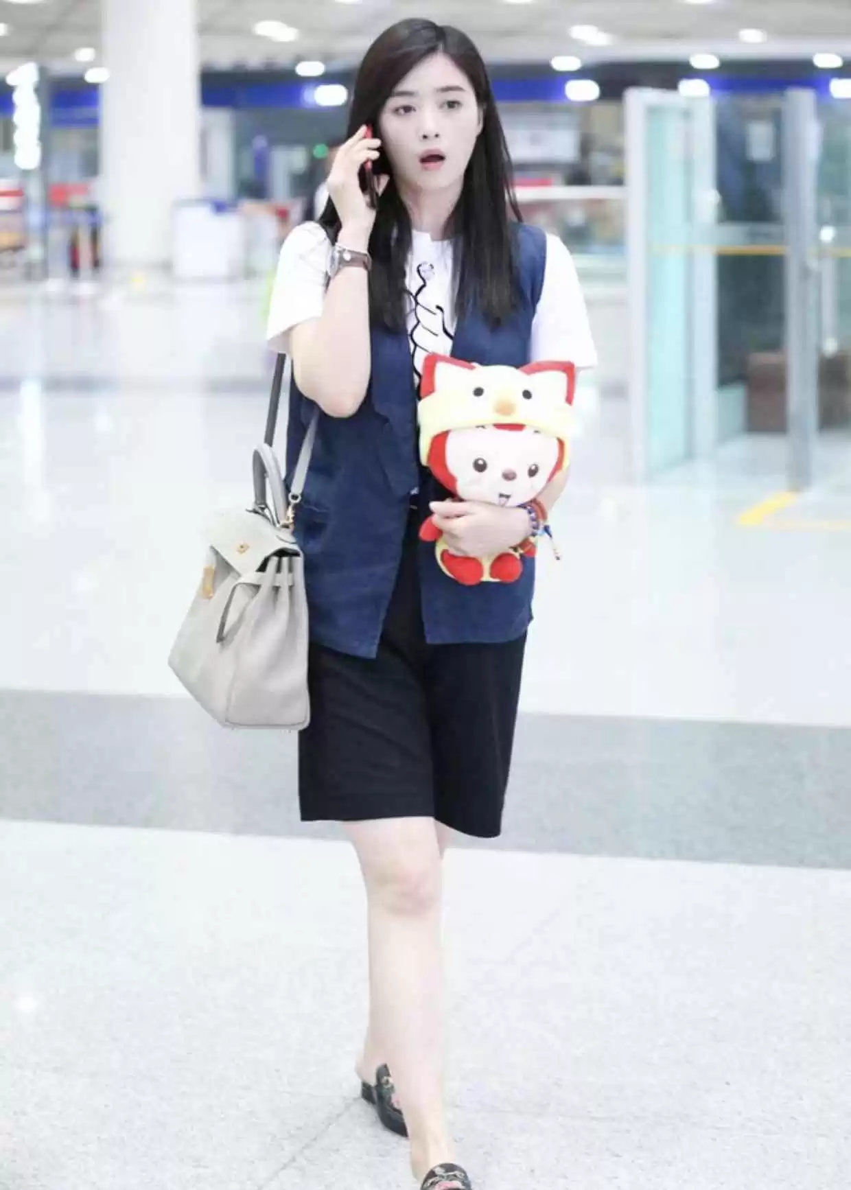 蒋欣穿搭翻盘!机场私服白T恤配五分裤,马甲加持显瘦又时髦