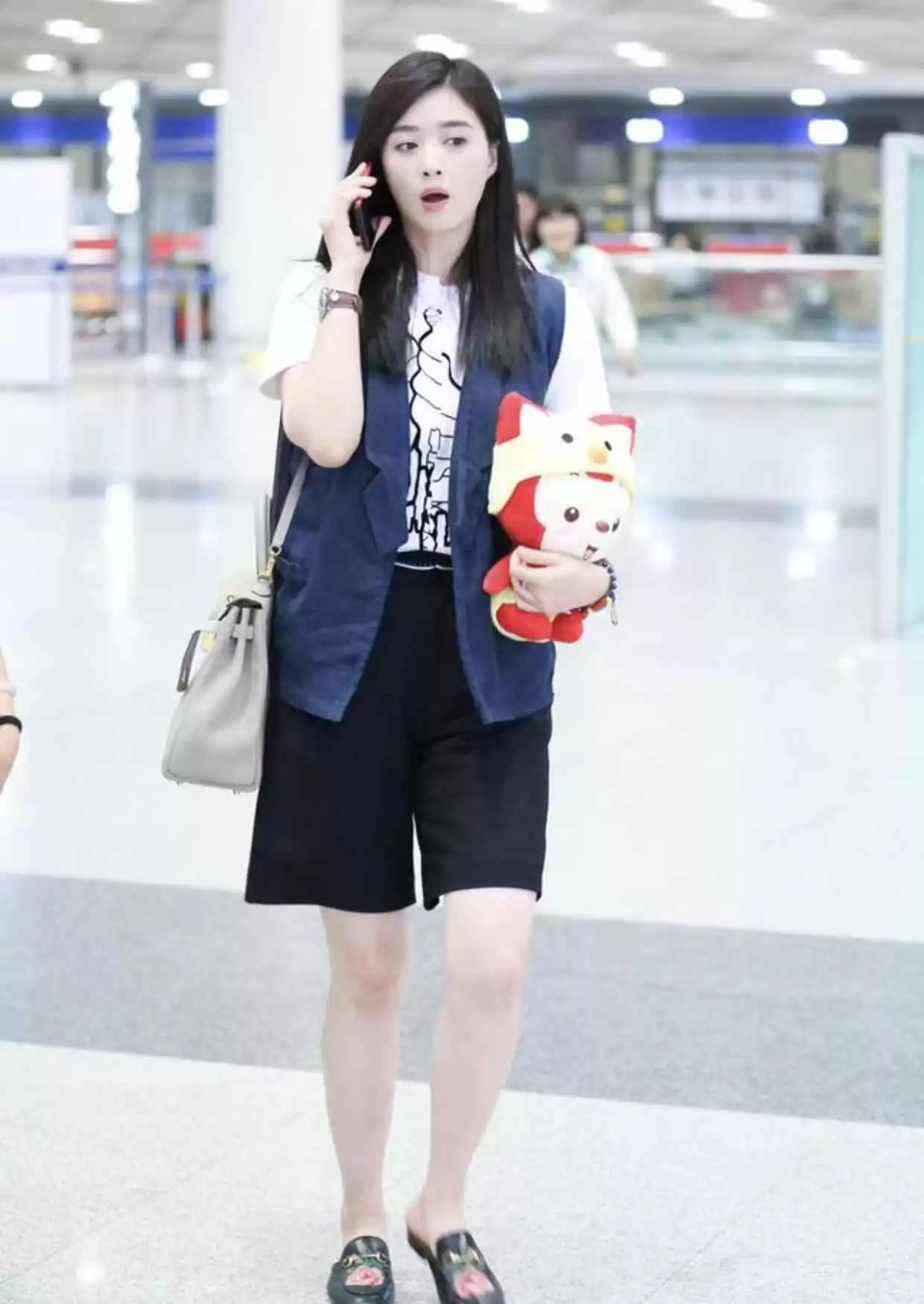 蒋欣穿搭翻盘!机场私服白T恤配五分裤,马甲加持显瘦又时髦