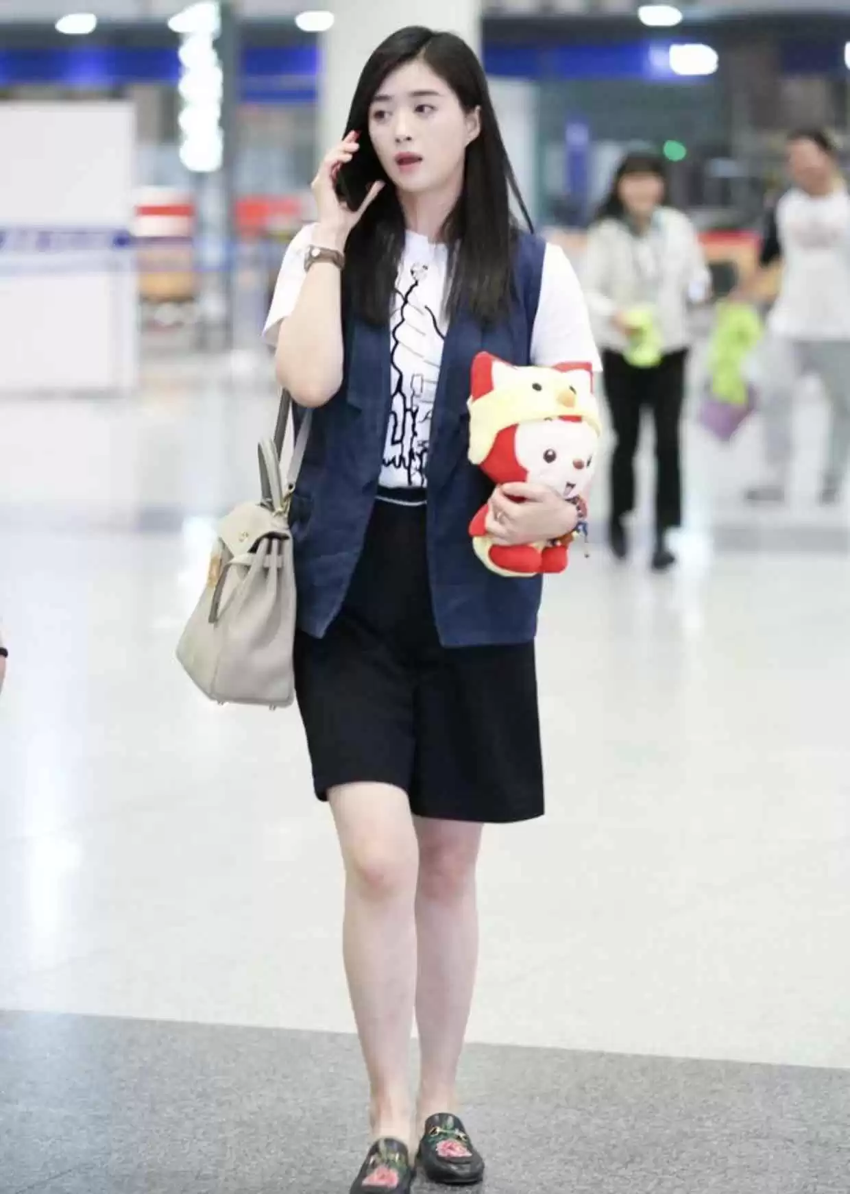 蒋欣穿搭翻盘!机场私服白T恤配五分裤,马甲加持显瘦又时髦