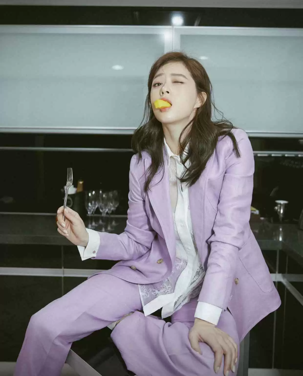 蒋欣穿搭翻盘!机场私服白T恤配五分裤,马甲加持显瘦又时髦