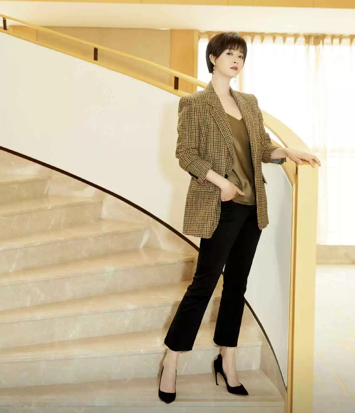 蒋欣穿搭翻盘!机场私服白T恤配五分裤,马甲加持显瘦又时髦