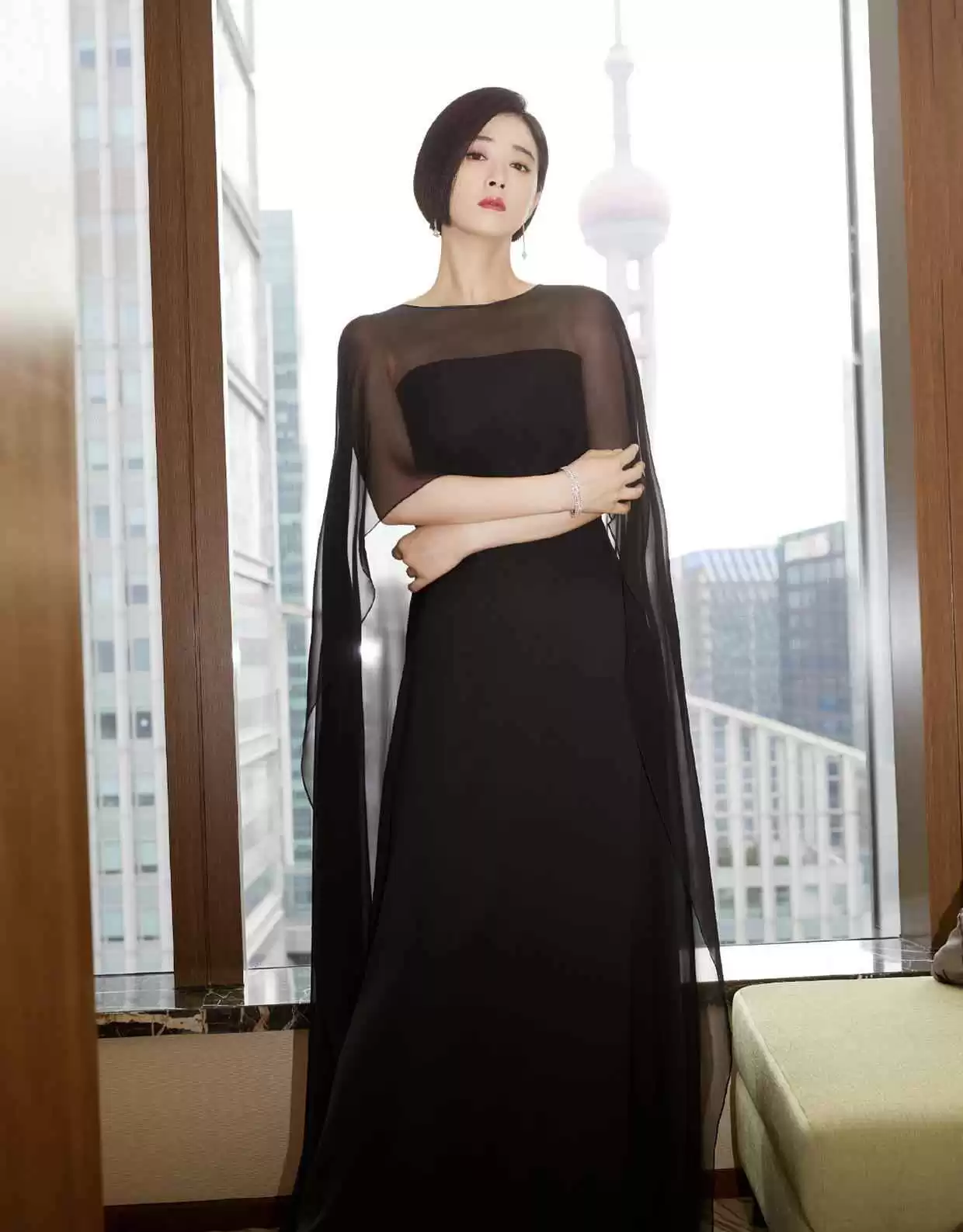 蒋欣穿搭翻盘!机场私服白T恤配五分裤,马甲加持显瘦又时髦