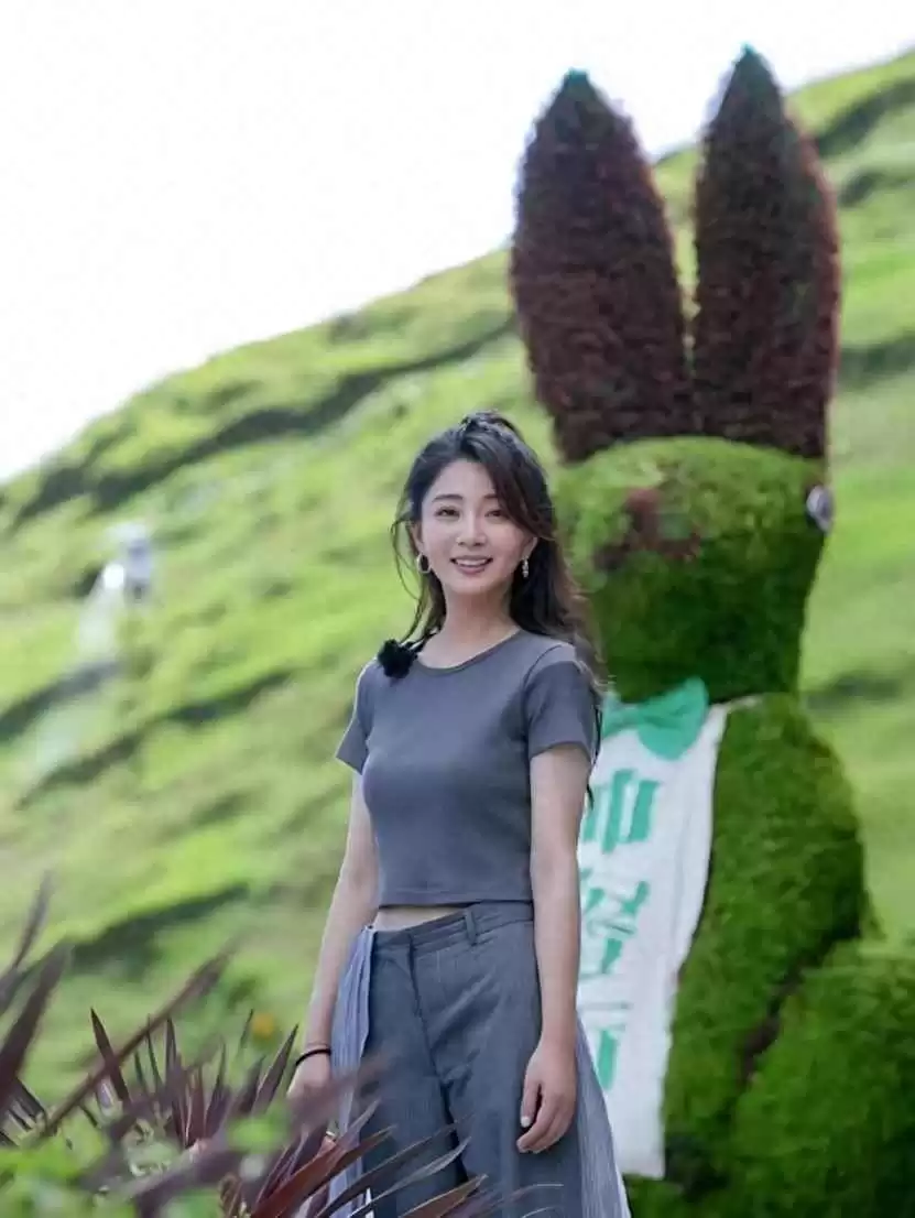 春秋女生穿衣搭配指南：跟46岁殷桃学灰色系穿搭，高级显贵不出错