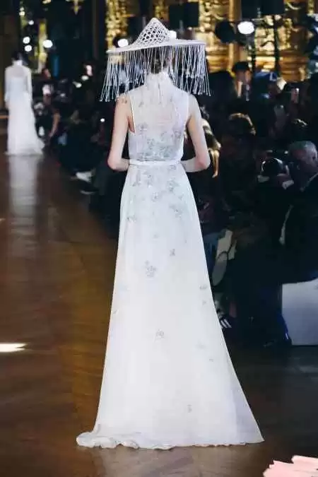 寻觅衣袂飘飘的东方气韵:你的“新中式”穿搭指南 寻觅衣袂飘飘的东方气韵:你的“新中式”穿搭指南