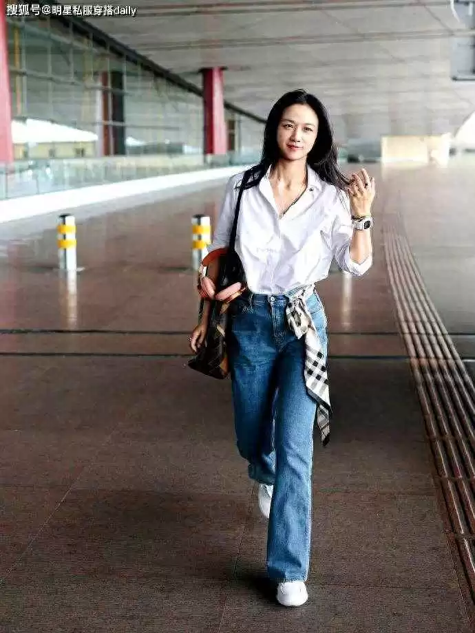 丝巾搭配技巧：汤唯秋日穿搭示范，白衬衫牛仔裤配丝巾腰带优雅高级