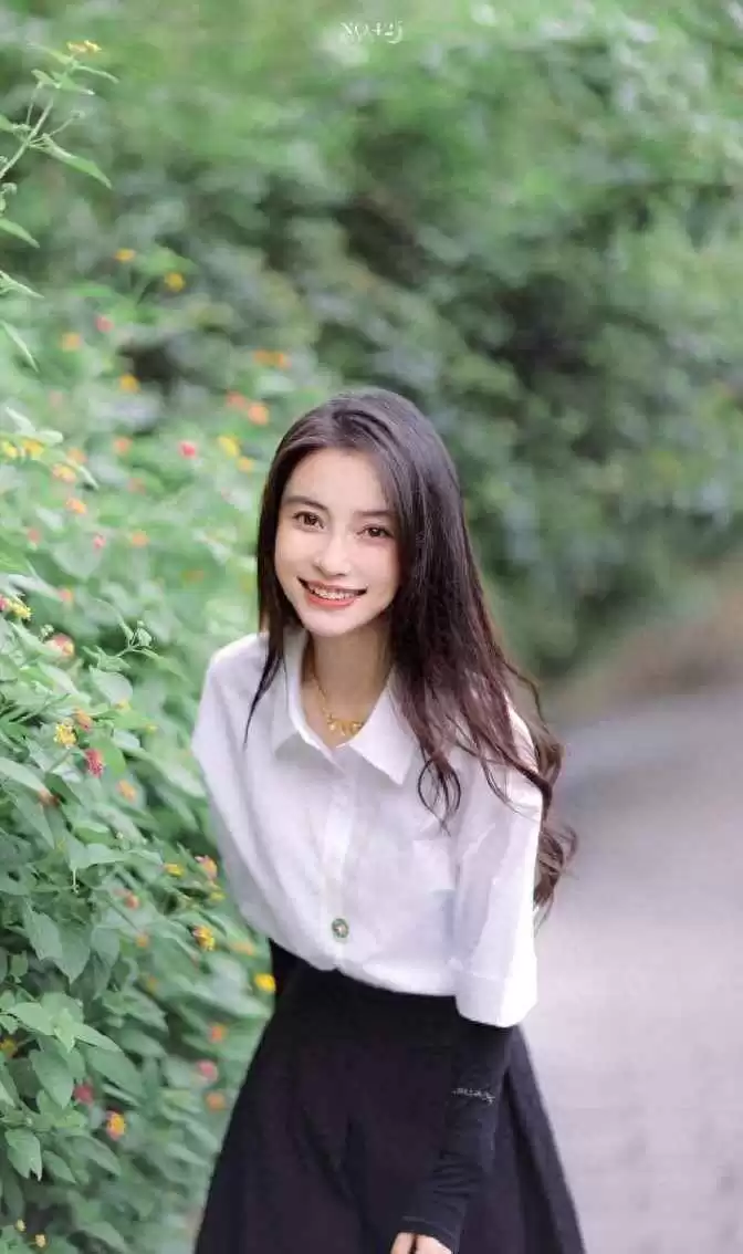 Angelababy学院风穿搭写真：清纯气质席卷校园现场