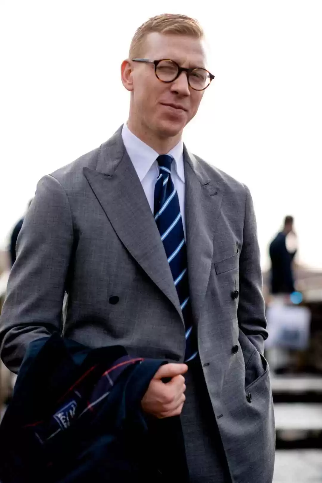 绅士春天穿搭指南:衣服重在精致不在昂贵,会穿的男人必备这3件春装,高级有品位