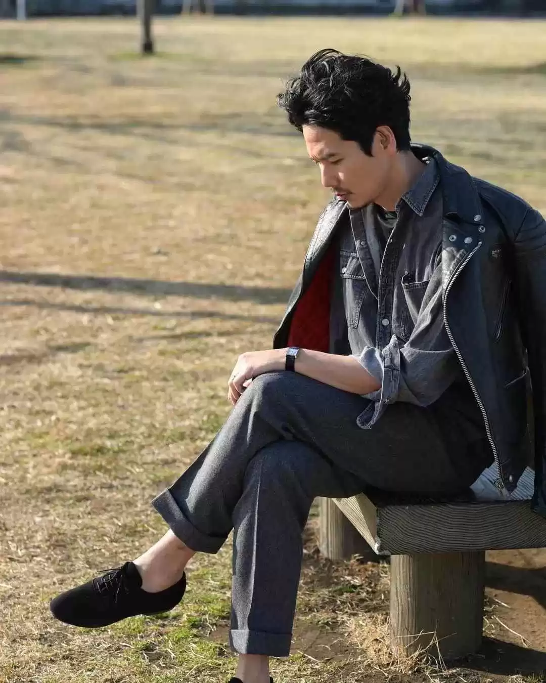 绅士春天穿搭指南:衣服重在精致不在昂贵,会穿的男人必备这3件春装,高级有品位