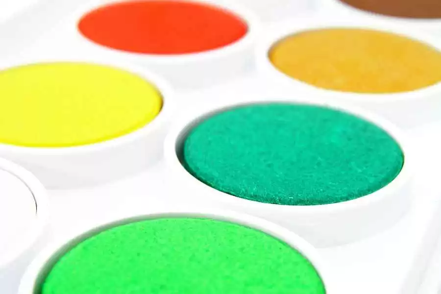 墨绿色搭配全攻略 穿出高级感与多变风格