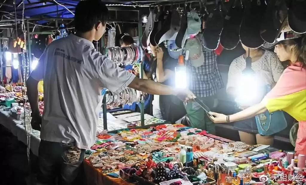 新手摆地摊赚钱指南：选对这三类商品，启动快还稳当