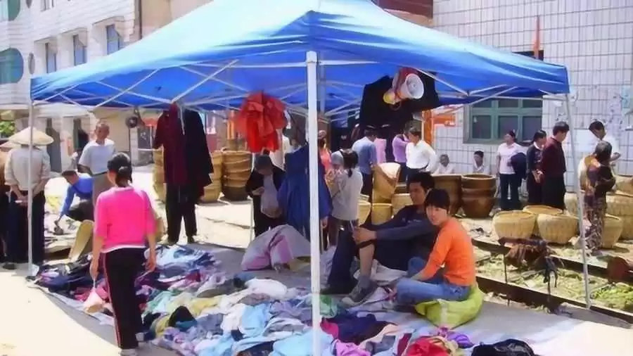 晚上摆地摊卖什么好 看看这些真实案例和避坑指南