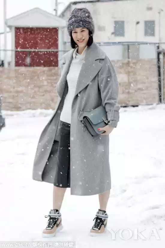 灰色大衣搭配颜色全解析 灰色大衣搭配颜色全解析