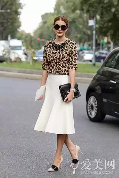 白色半身裙上衣搭配妙招分享让你穿出个性风采