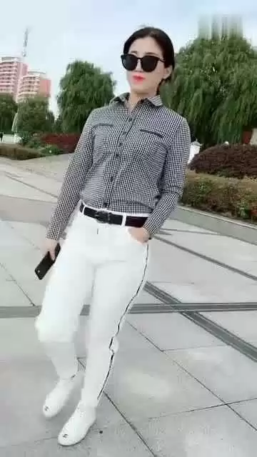 白色长袖的万能裤子搭配指南 穿对裤子时髦感翻倍