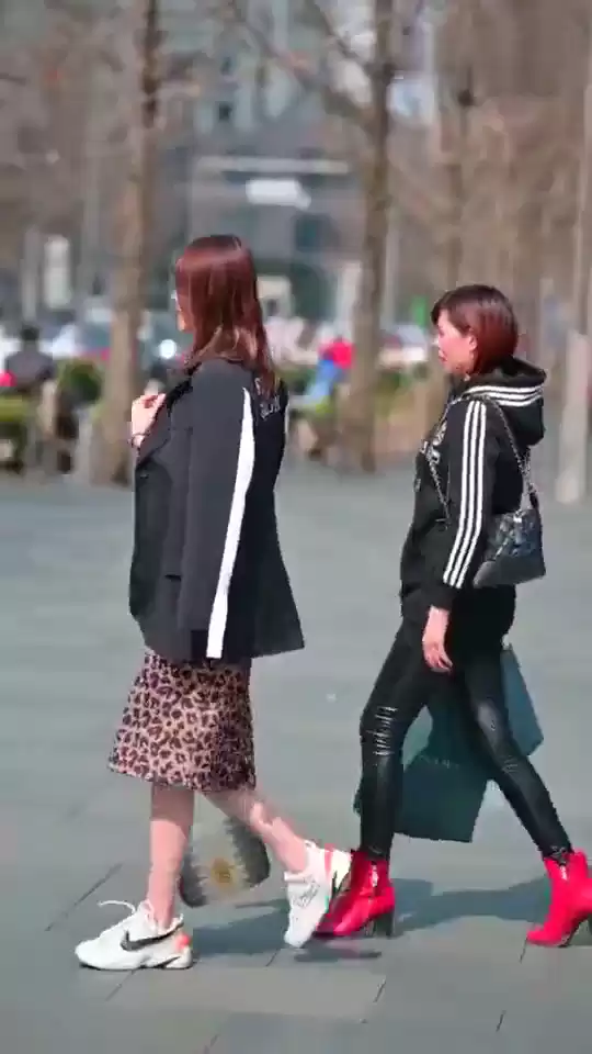 皮裤穿搭终极指南 从酷飒到休闲一双鞋改变整体风格