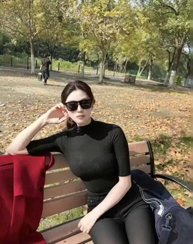 肤色黑女人穿搭秘籍：黑色搭配穿出高级气质与女人味