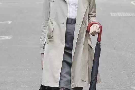 秋风起翻风衣 配这几款裤子时髦不费力