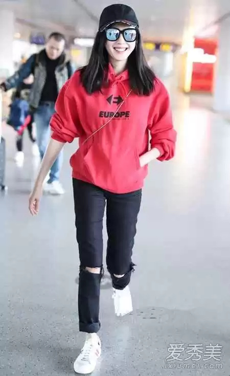 红色卫衣配裤子穿搭指南：时尚搭配不踩雷