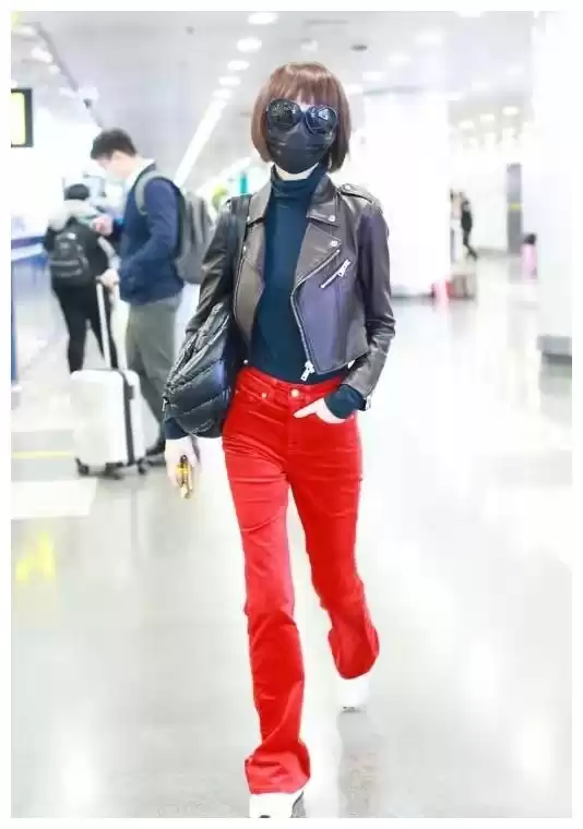 红色裤子配啥上衣才好看，这几个搭配思路让你时髦又亮眼