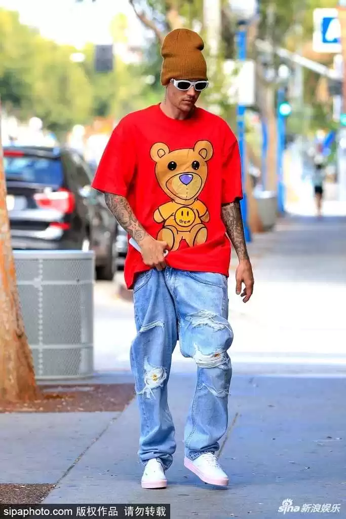 红色T恤搭配裤子颜色全攻略让你穿出时尚范儿